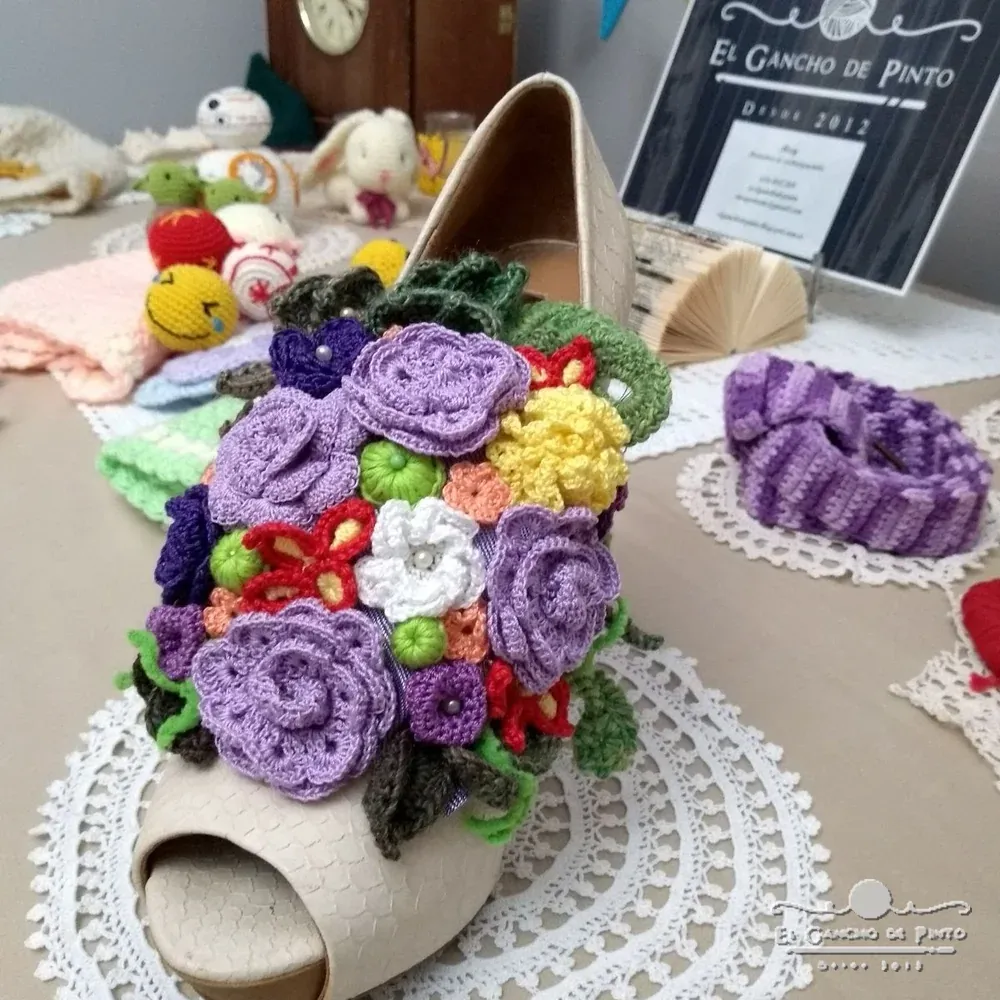 flores en zapato a ganchillo 