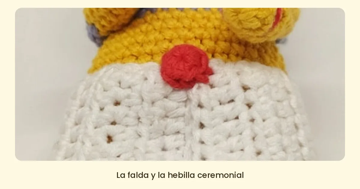 detalle de la falda ceremonial y la hebilla de thot amigurumi