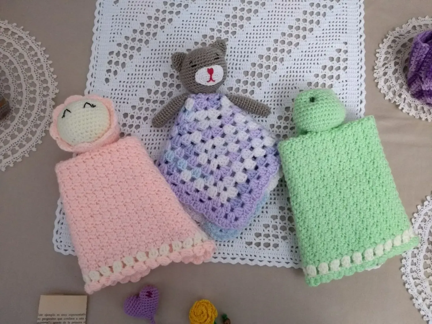 manta para bebe con adornos de animales a ganchillo