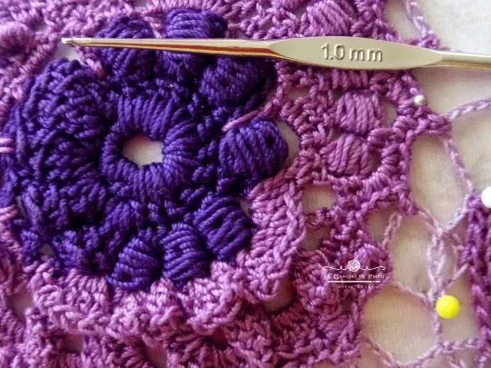 flor tejida a ganchillo o crochet
