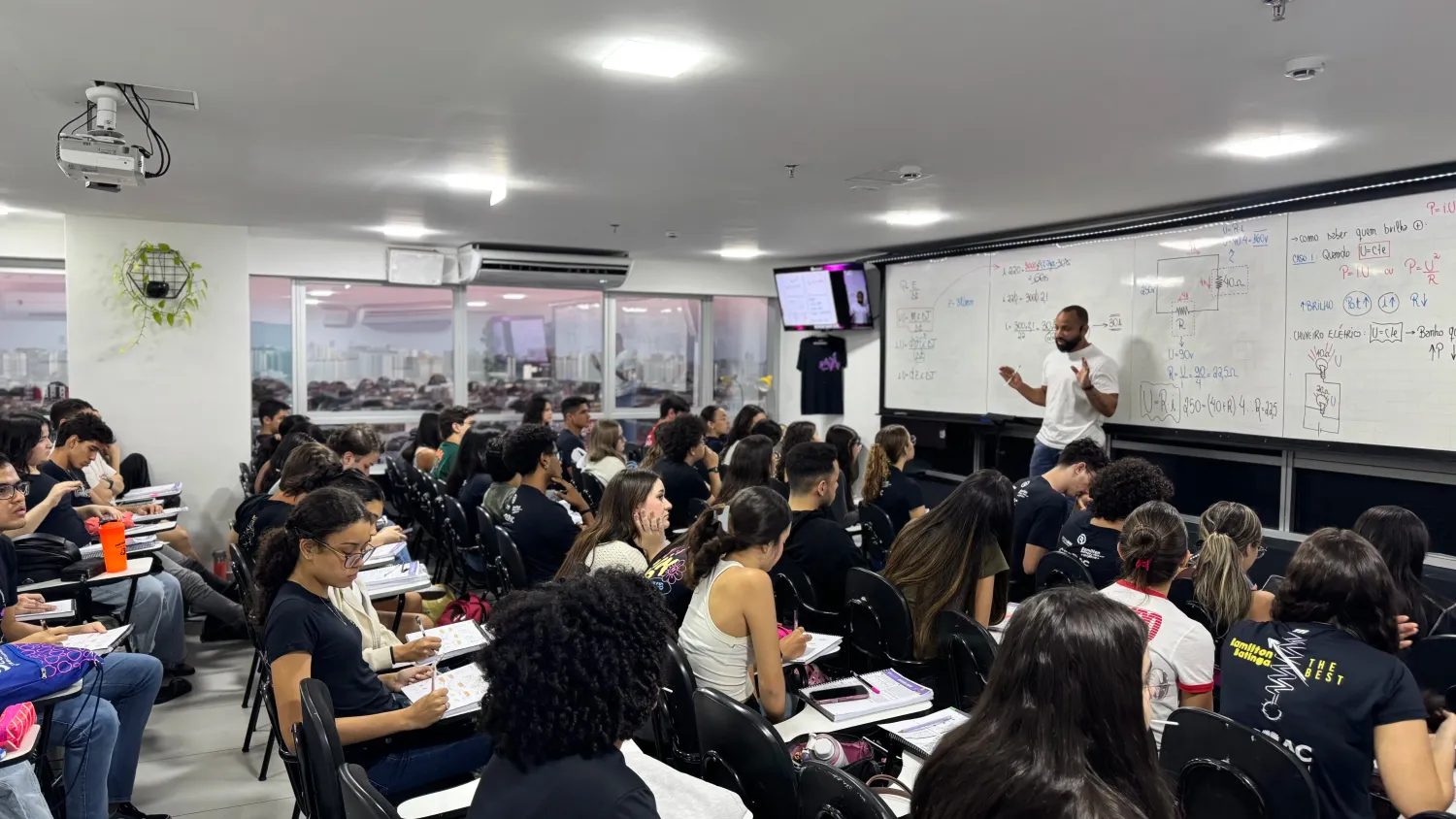 Aluno acompanhando aula de Física