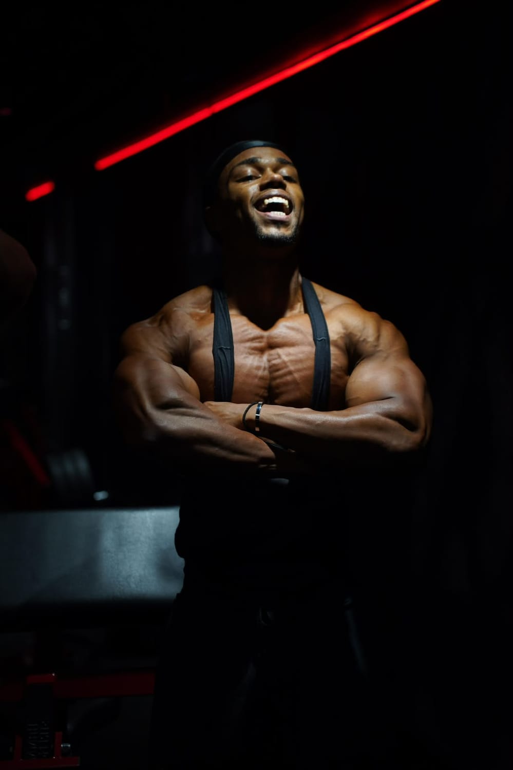 Matériel de musculation dans une salle de sport