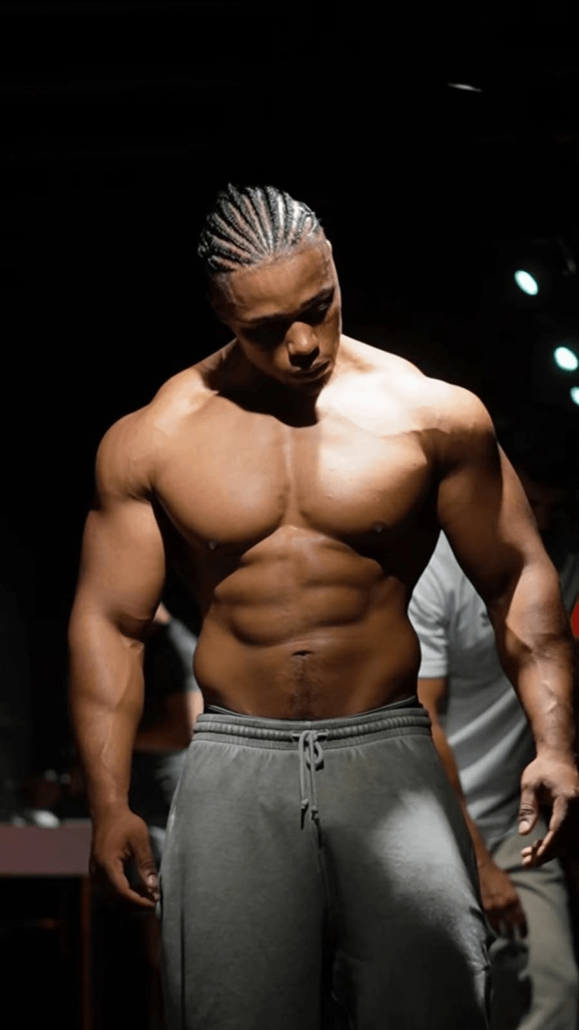 Coach sportif encadrant une séance de musculation