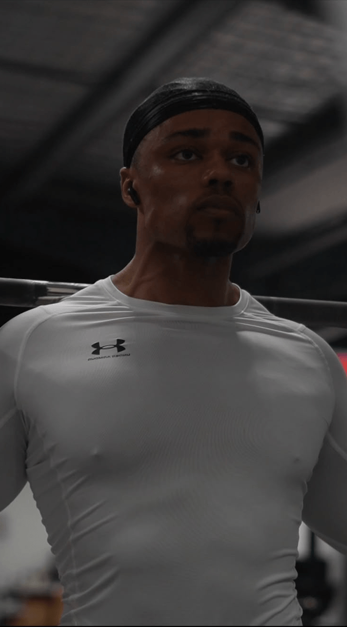 Coach sportif animant un cours collectif de fitness