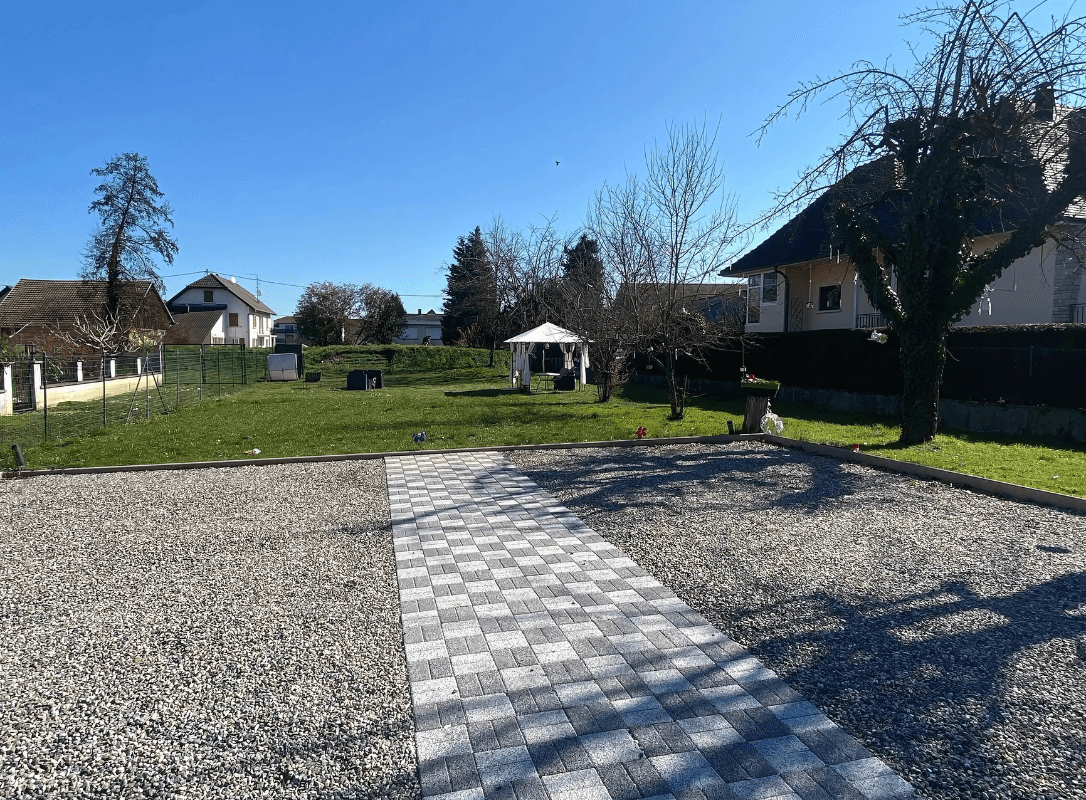 Vue sur le jardin et ses équipements