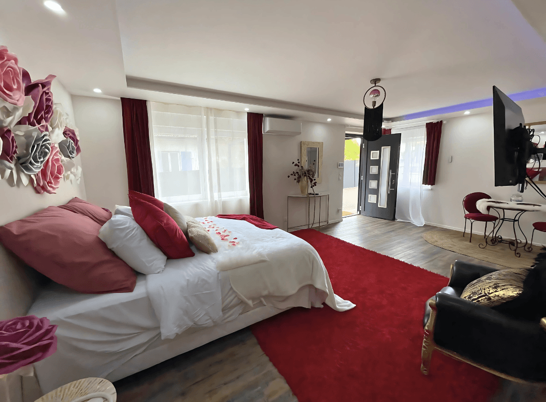 Suite romantique chambre complète avec vue sur le coin repas