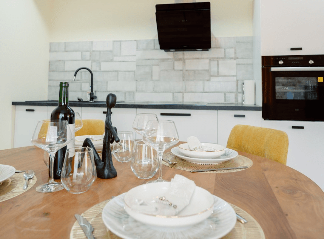 Vue sur la table et la cuisine du duplex