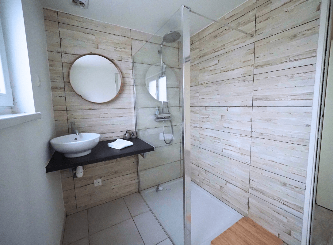 La salle de bain avec sa douche à l'italienne de l'appartement "La Nature"