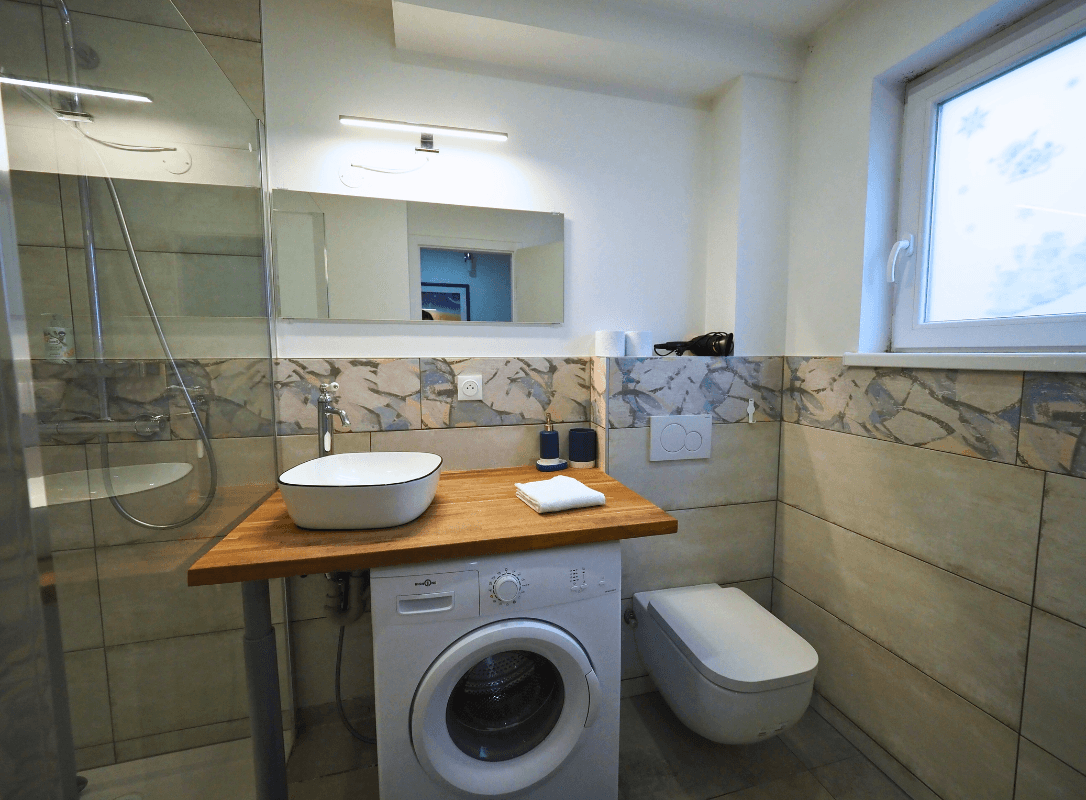 photo 2 de la salle de bain et du lave-linge de l'appartement "La Marine"