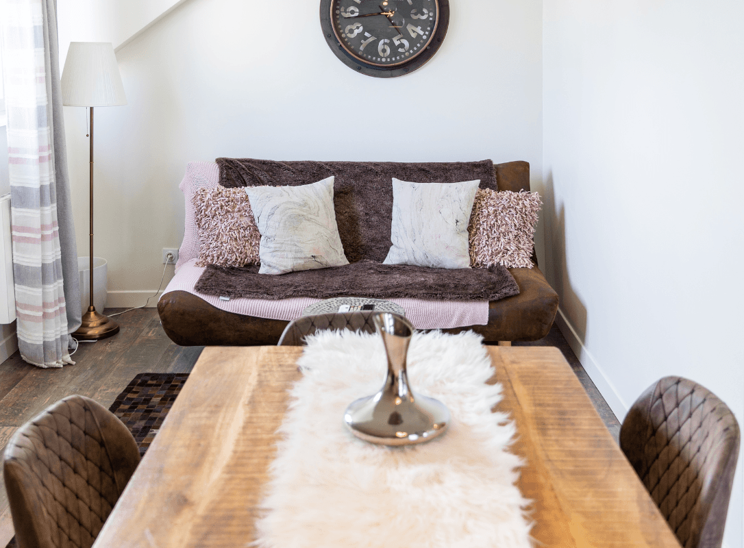 L'espace repas et salon avec son canapé convertible de l'appartement "Le Havre"