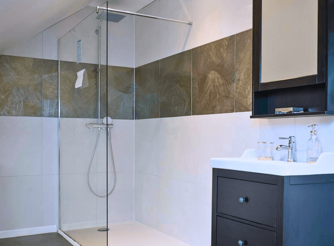 La salle de bain de l'appartement "Le Havre" avec sa douche à l'italienne