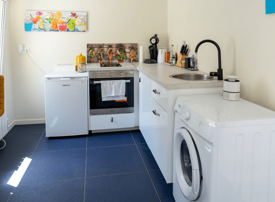 Kitchenette entièrement équipée et son lave-linge de l'appartement "La Sunny Suite"