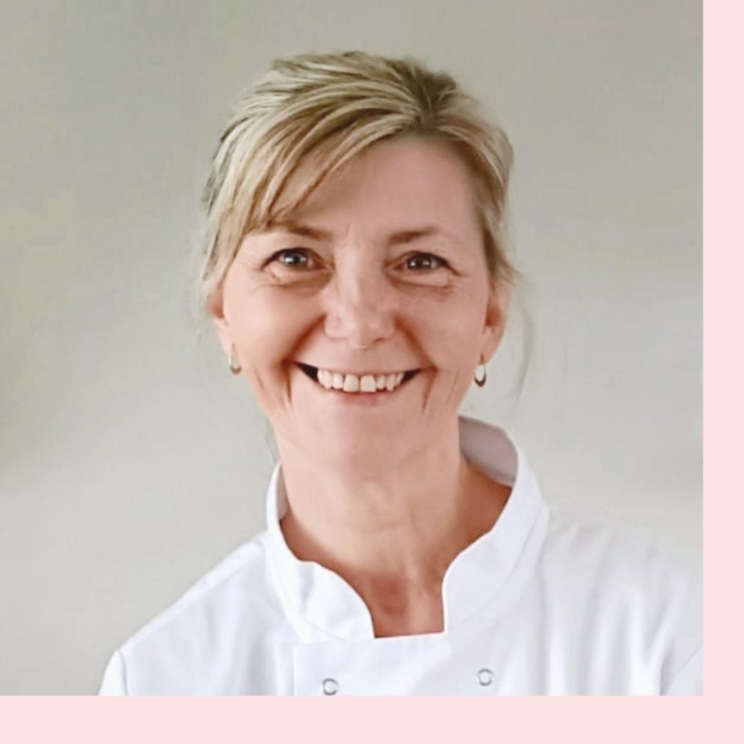 Sharon Burchall Cake Studio — learn to bake and decorate with confidence. Cake decorating classes and tutorials for beginners and home bakers, including online cake decorating classes, in-person Derbyshire cake decorating classes, and free cake decorating videos and downloadable guides.