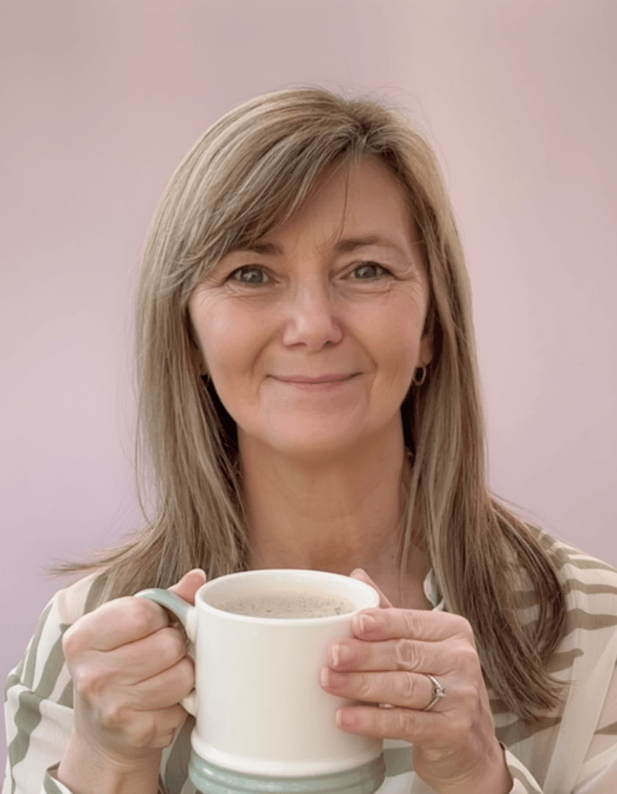 Sharon Burchall Cake Studio — learn to bake and decorate with confidence. Cake decorating classes and tutorials for beginners and home bakers, including online cake decorating classes, in-person Derbyshire cake decorating classes, and free cake decorating videos and downloadable guides.