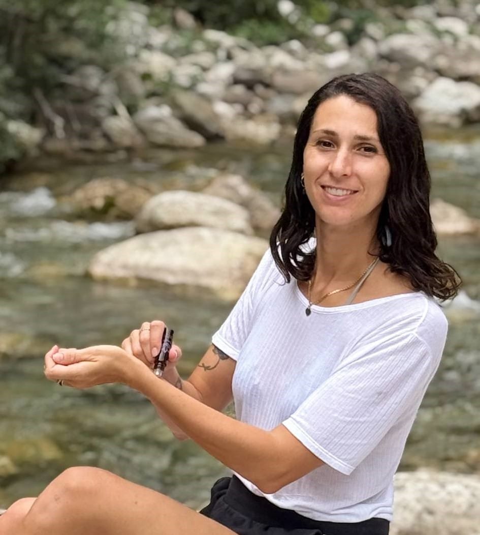 Giulia Bittante con un roll-on di oli essenziali, in riva al fiume