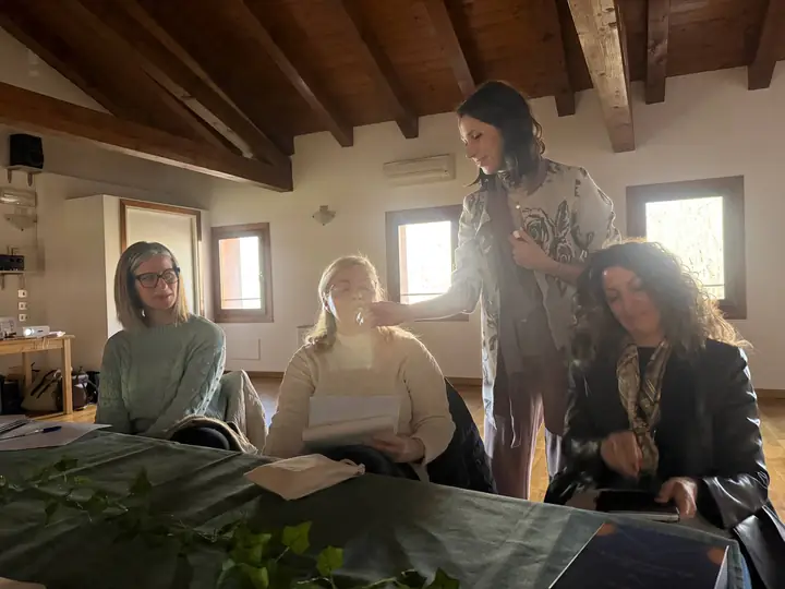 Giulia fa annusare un olio essenziale a una partecipante durante un workshop