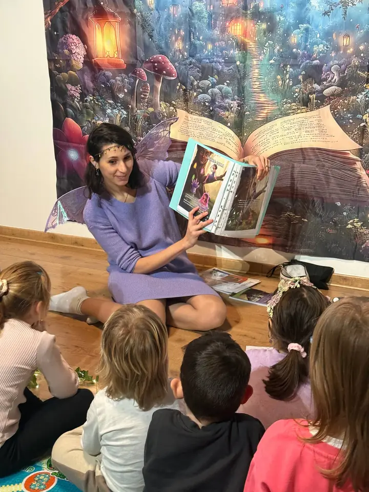 Giulia vestita da fata legge una storia ai bambini
