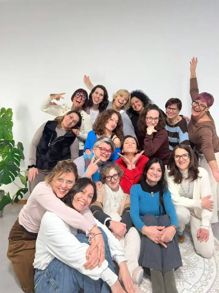 Foto di gruppo sorridente alla fine del corso di aromaterapia per un'accademia olistica