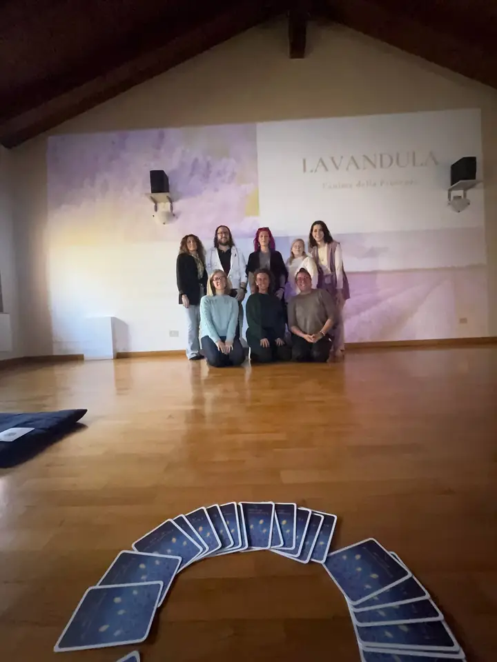 Foto di gruppo durante un corso in presenza di aromaterapia
