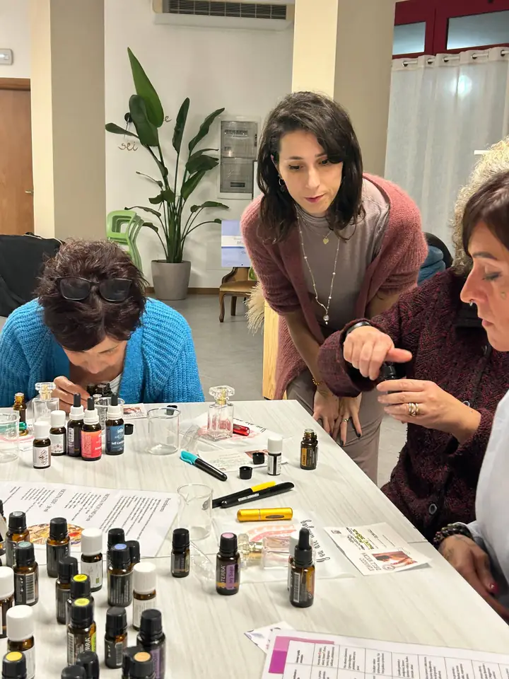Giulia segue due partecipanti mentre compongono un profumo con gli oli essenziali