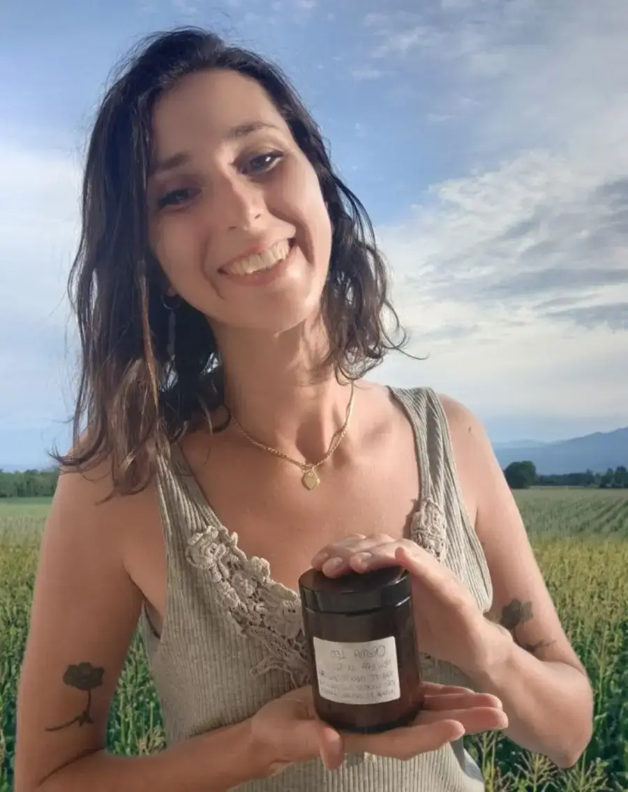 Giulia sorridente in un campo di mais