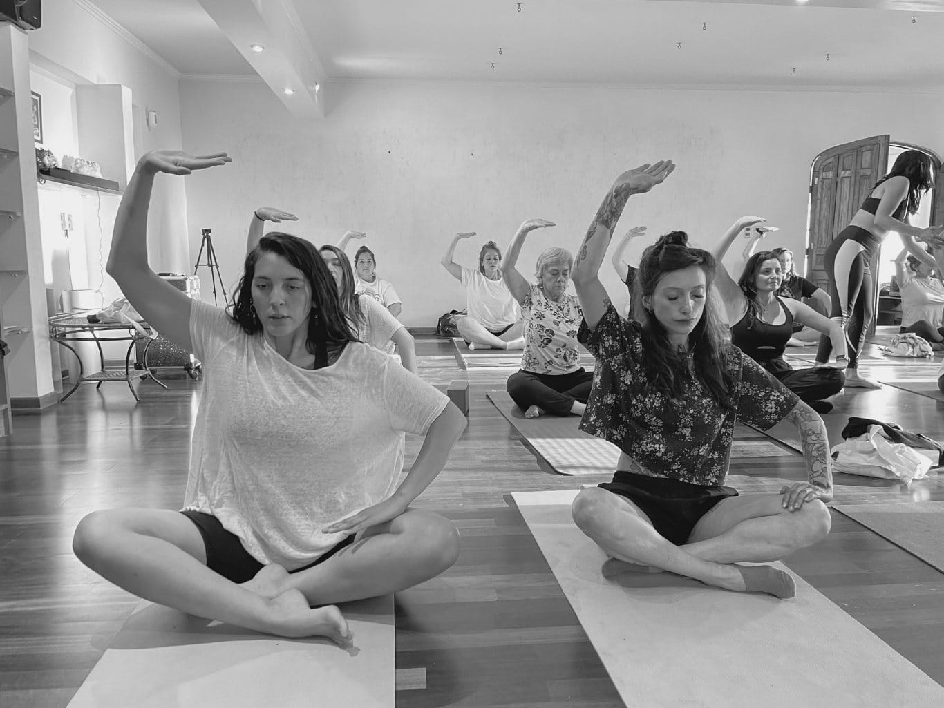 Alumnas practicando hipopresivos sentadas en la sala