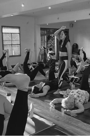 Alumnas entrenando hipopresivos en el suelo