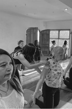 Bea corrigiendo la postura de una alumna