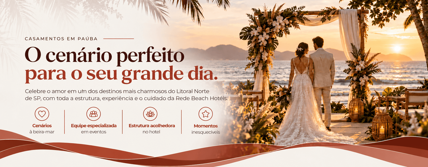 Arte de casamento na praia de Paúba com casal, flores e cenário à beira-mar