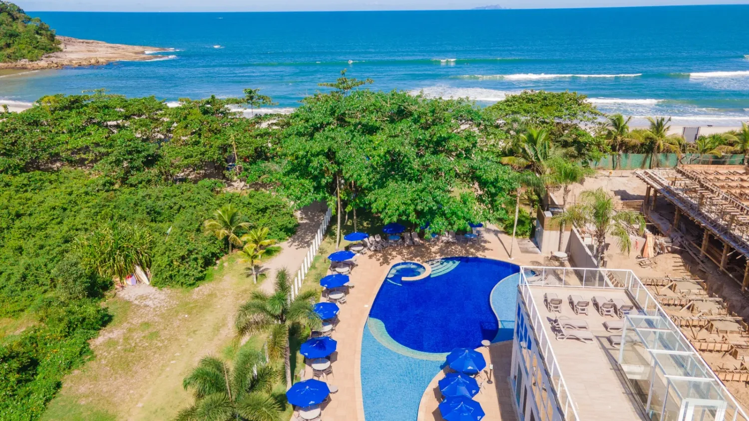 Vista aérea da piscina do Beach Hotel Sunset próxima à Praia de Camburi