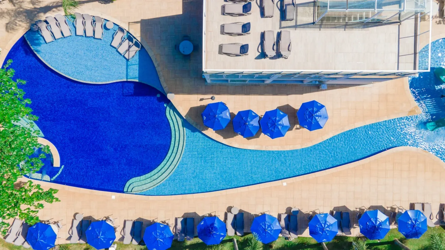Vista aérea da piscina e solário do Beach Hotel Sunset