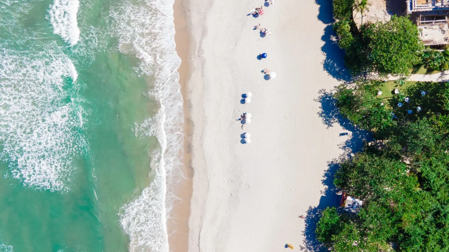 Vista aérea da orla da Praia de Camburi