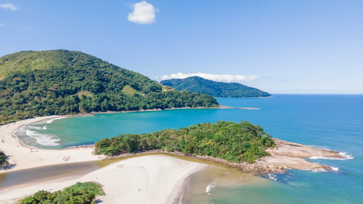 Paisagem da Praia de Camburi e seus morros verdes