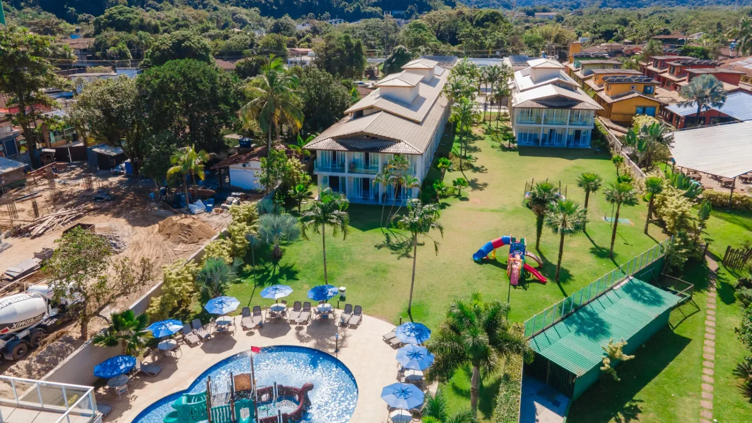 Área verde e lazer infantil do Beach Hotel Sunset