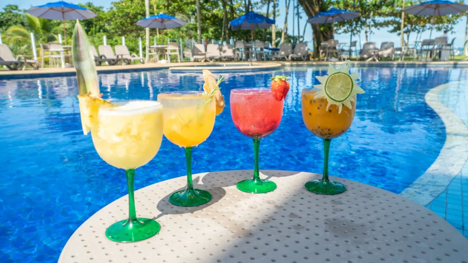 Drinks coloridos junto à piscina do Beach Hotel Sunset
