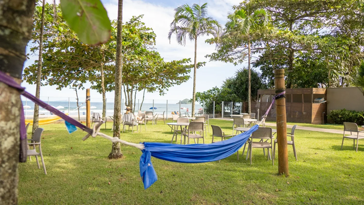 Jardim e área de descanso junto à praia no Beach Hotel Sunset