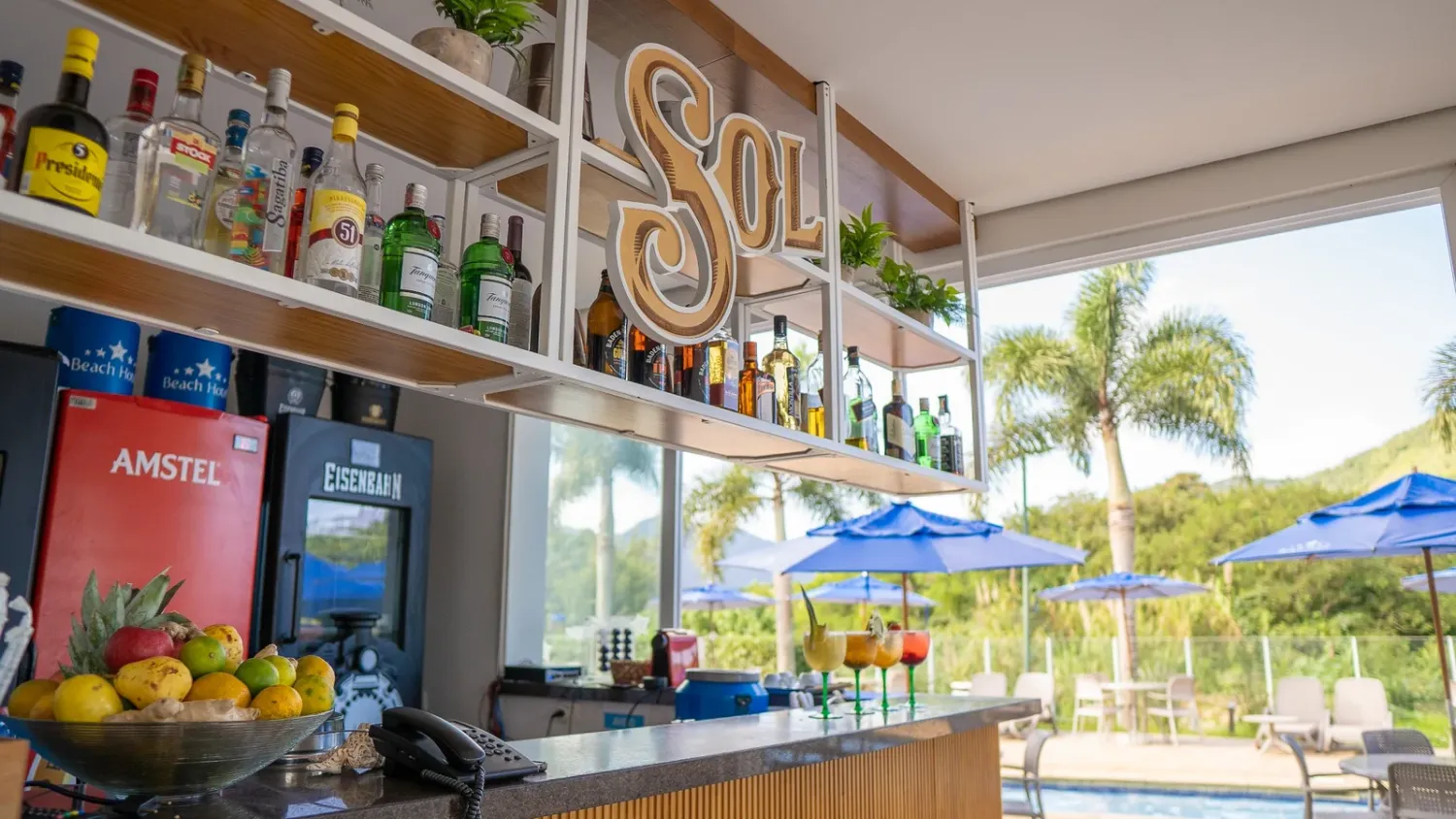 Bar Sol do Beach Hotel Sunset com vista para a piscina