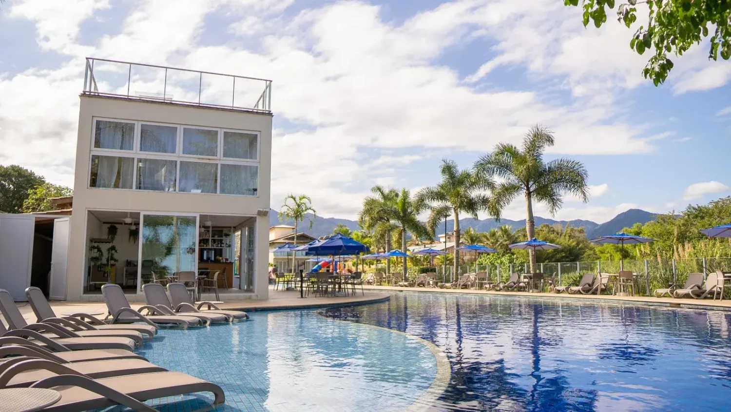 Piscina climatizada e espaço infantil do Beach Hotel Sunset em Camburi