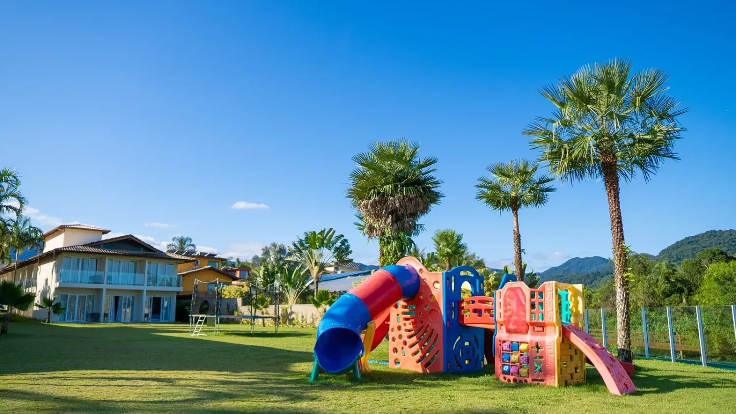 Playground infantil ao ar livre no Beach Hotel Sunset