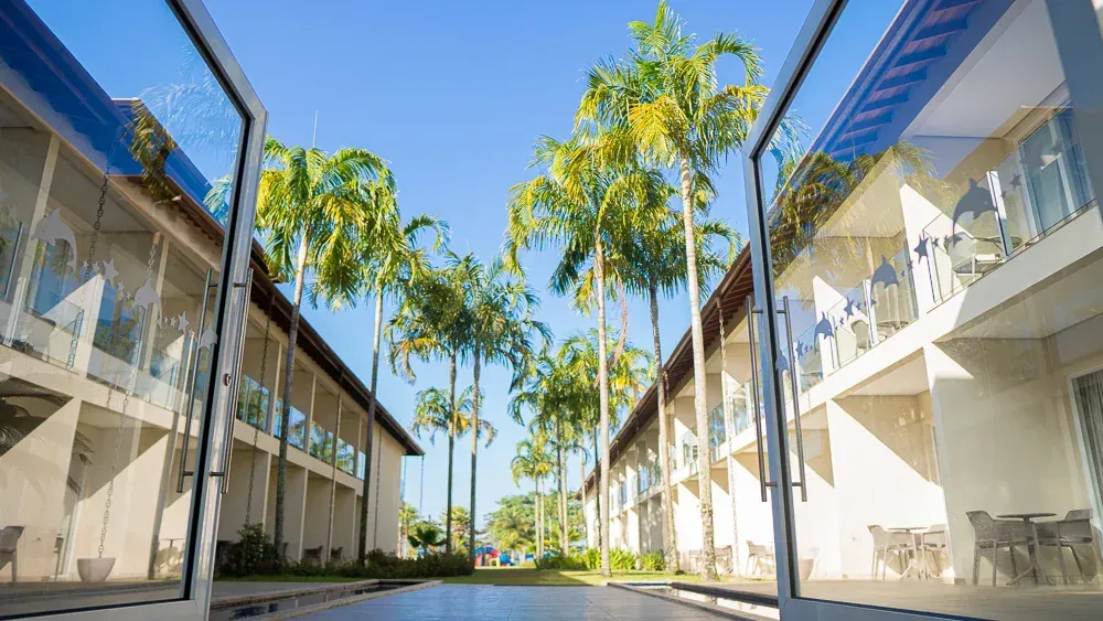 Jardins tropicais do Beach Hotel Sunset