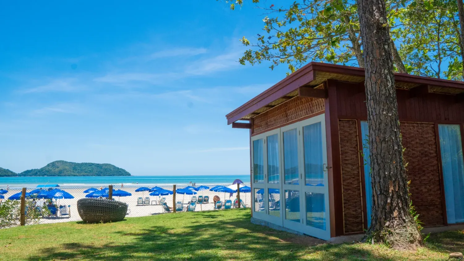 Estrutura de praia com guarda-sóis e cadeiras do Beach Hotel Juquehy