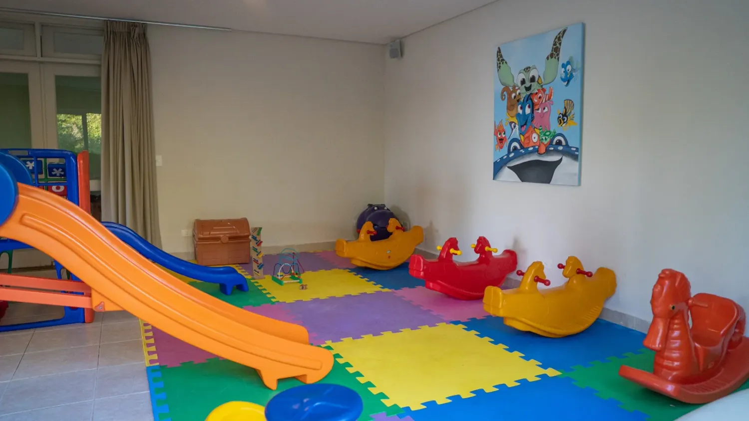 Brinquedoteca com brinquedos infantis no Beach Hotel Juquehy