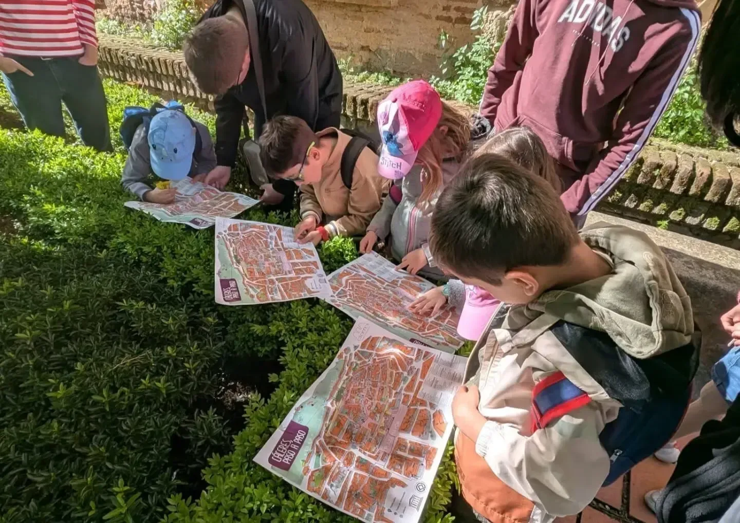Niños de TalentiaEx observando planos para realizar una actividad