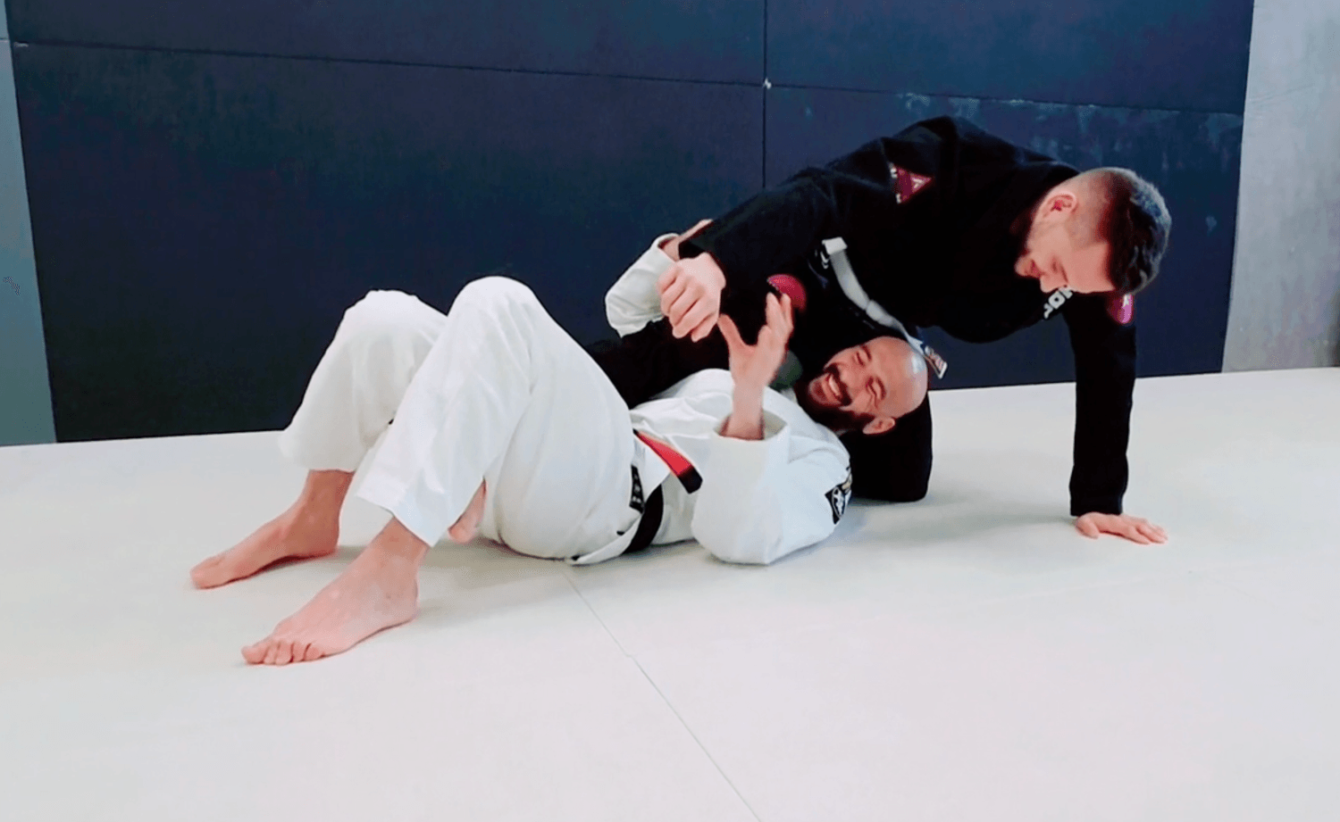 Samir Bensaïd démontre une position de deep half guard avec un partenaire