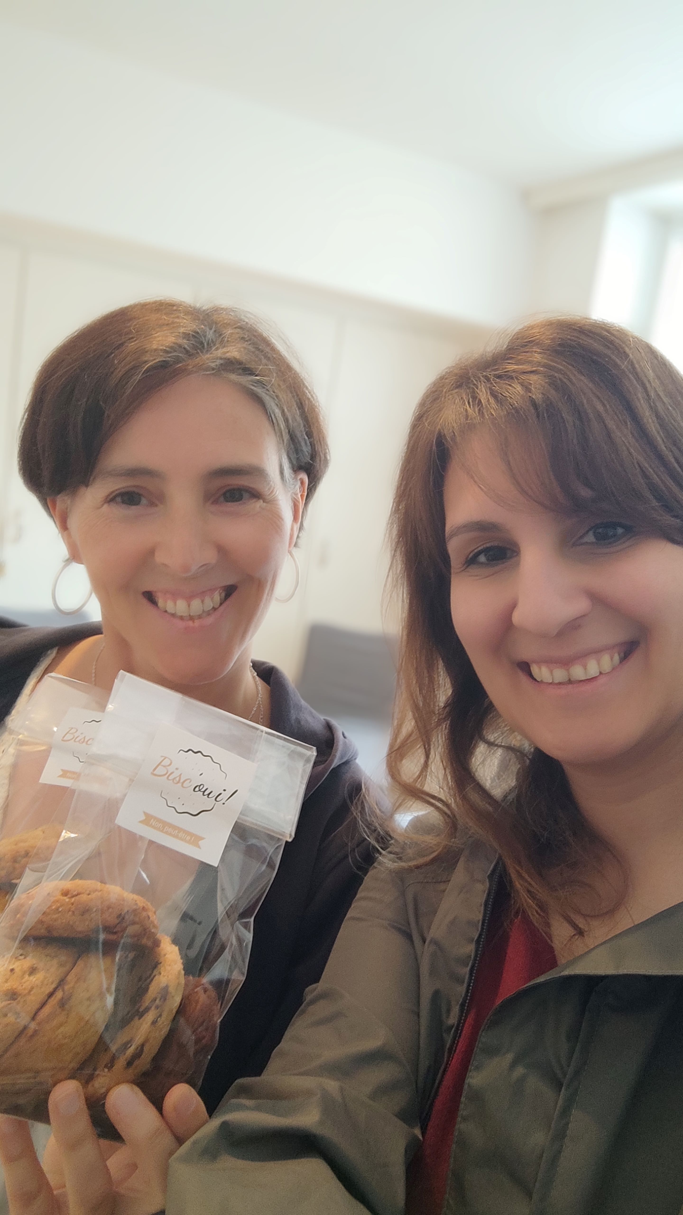 Selfie de Cynthia et Nathalie qui tient un sachet de cookies Bisc'Oui! 