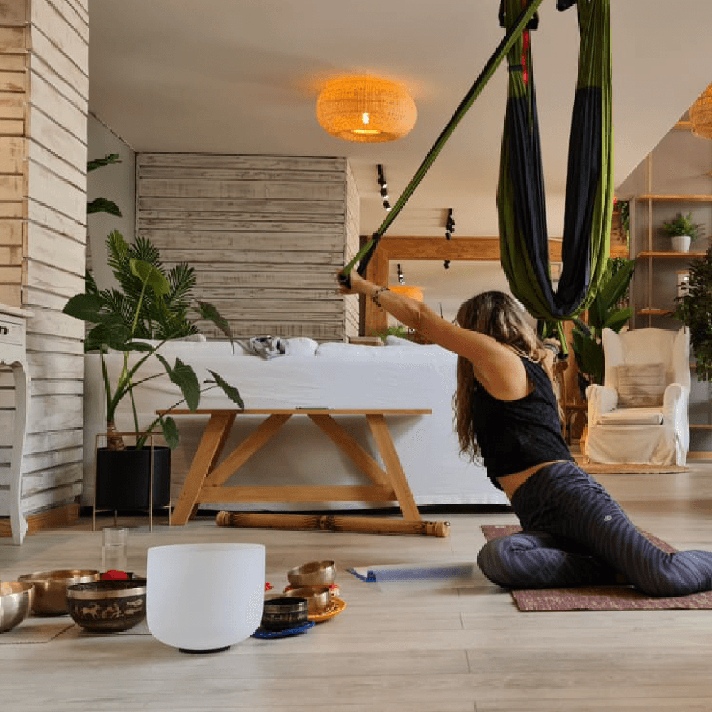 Clase de AeroYoga® presencial en estudio con hamaca y meditación