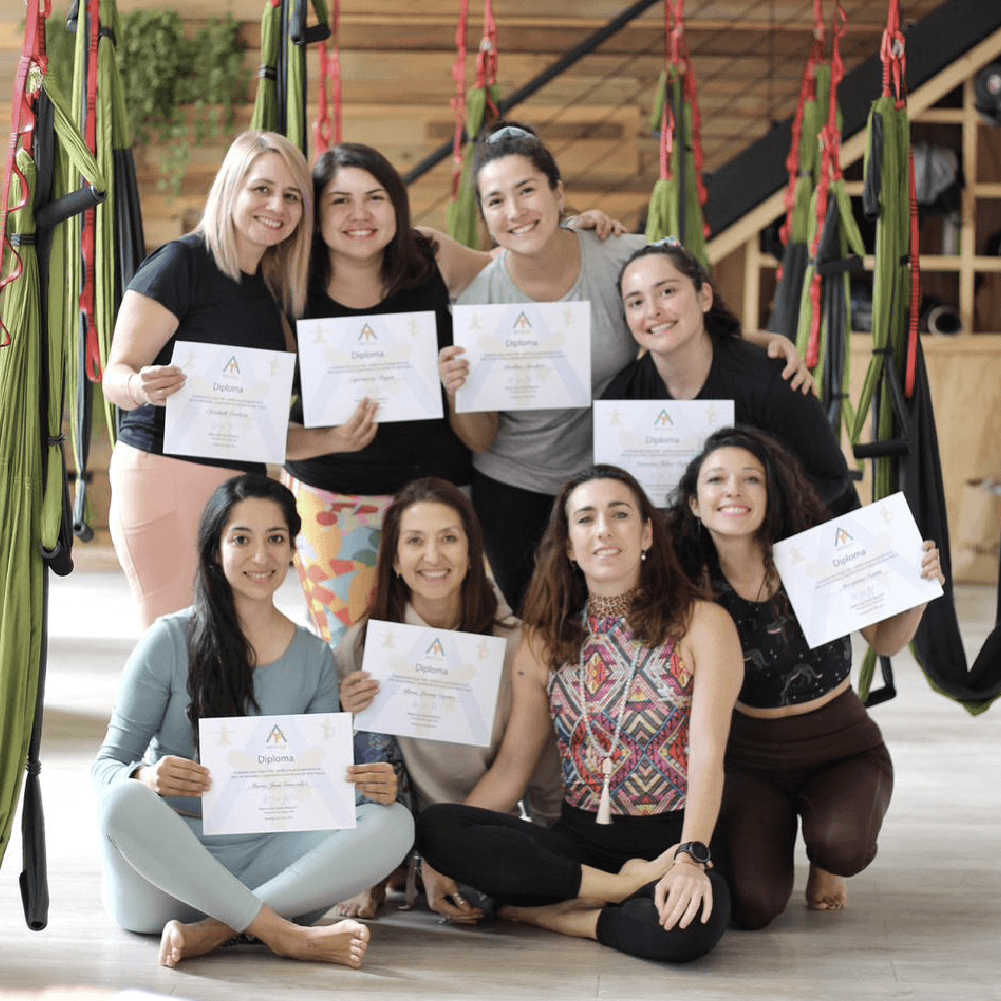 Graduadas de la Formación Oficial en Método AeroYoga® recibiendo su certificación