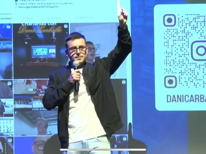 Dani Carballo dando una charla en un instituto de Móstoles