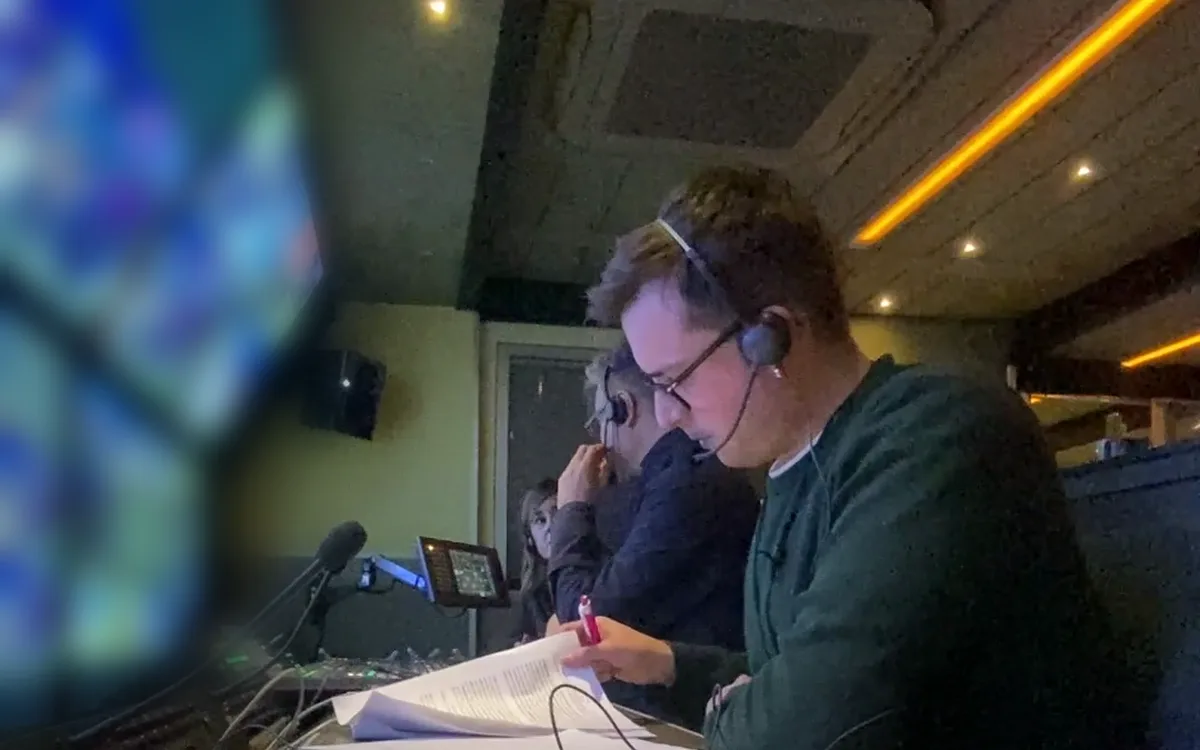 Dani Carballo de ayudante de realización en el control de un programa de Telecinco