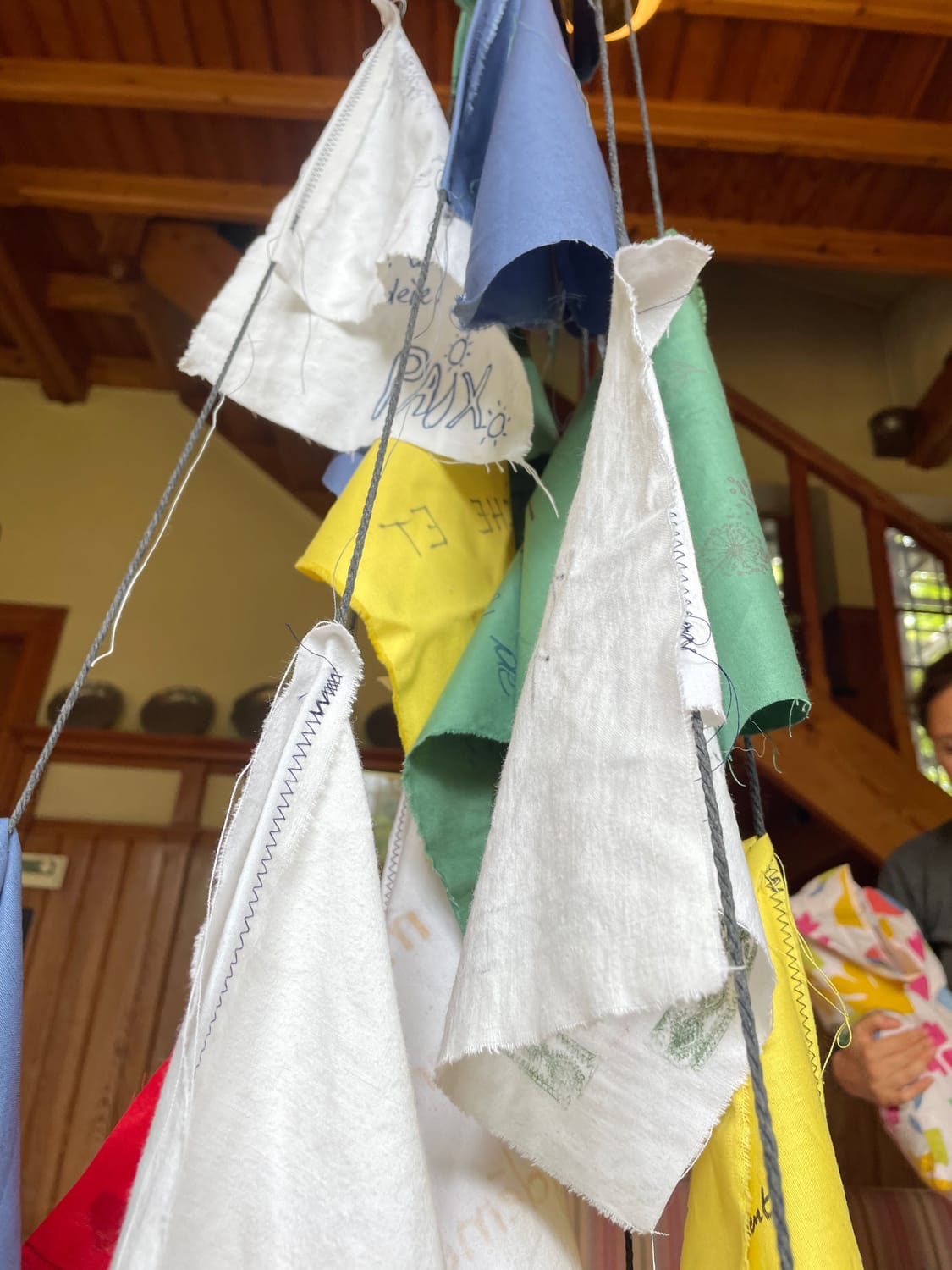 drapeaux de prière fait main lors d'un cercle de femmes